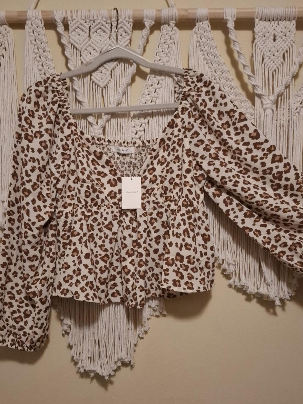 V-neck leopard print Blouse w/ ruffled bottom